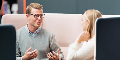 Woman and man engaging in conversation. (Photo: Hans Fredrik Asbjørnsen)